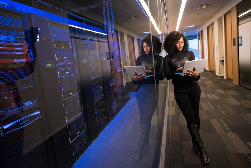 IT-specialist van ICTER aan het werk bij een klant