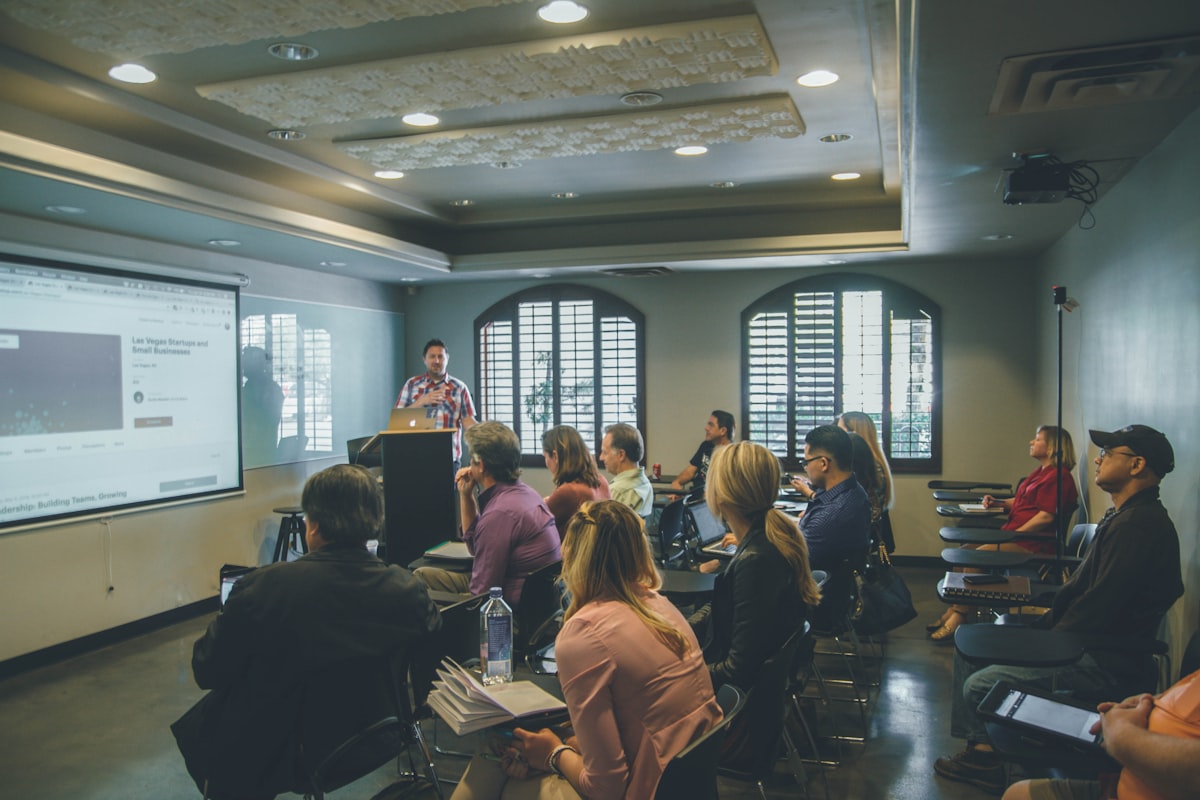 Trainer begeleidt een team tijdens een workshop