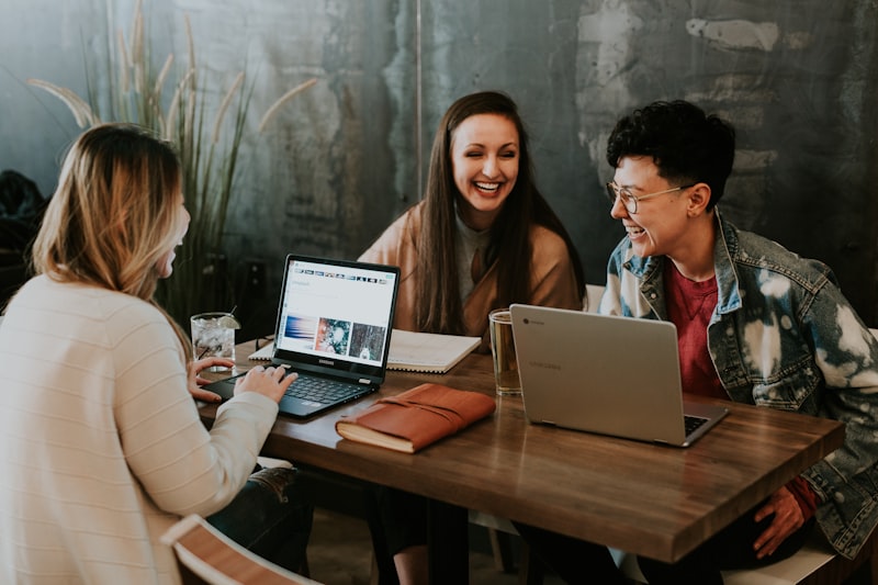 Medewerkers volgen een training achter hun laptop