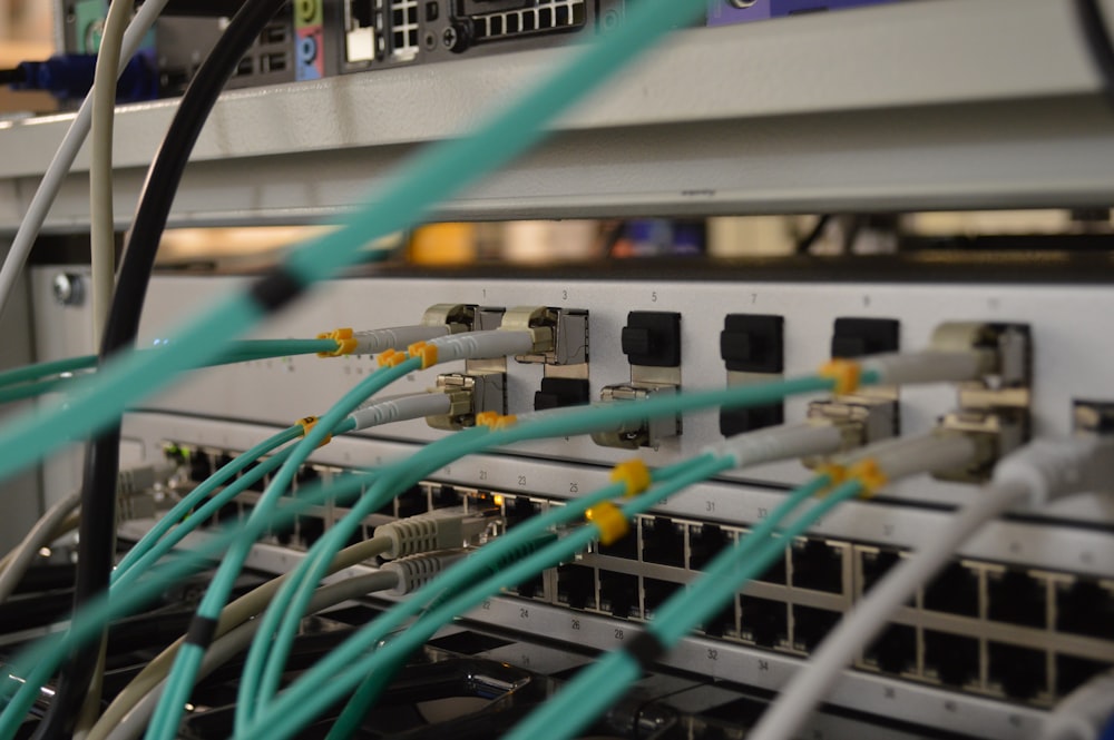 Specialist configureert beveiligingsbeleid op een laptop